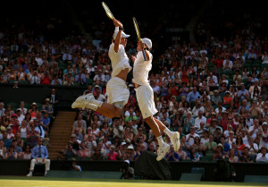 Wimbledon 2013: Der Chest Bump (Brust-an-Brust-Sprung) ist DAS Markenzeichen der Brüder. Damit feierten sie auch dem verwandelten Matchball im Wimbledon-Finale 2013.