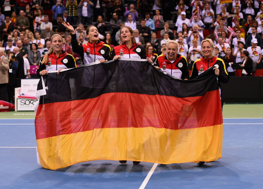 SIE SIND UND BLEIBEN EIN TEAM: Angelique Kerber, Andrea Petkovic, Julia Görges, Sabine Lisicki und Team-Chefin Barbara Rittner (v.li.).