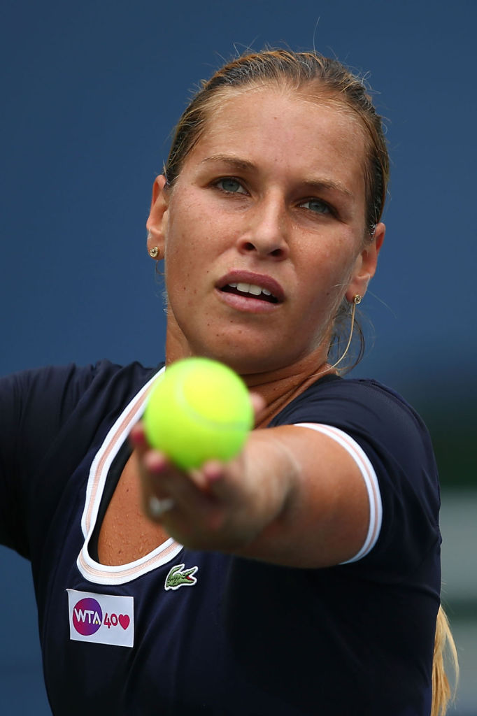 SCHNÜFFLERIN: Dominika Cibulkova bringt es angeblich Glück, an neuen Bällen zu riechen.