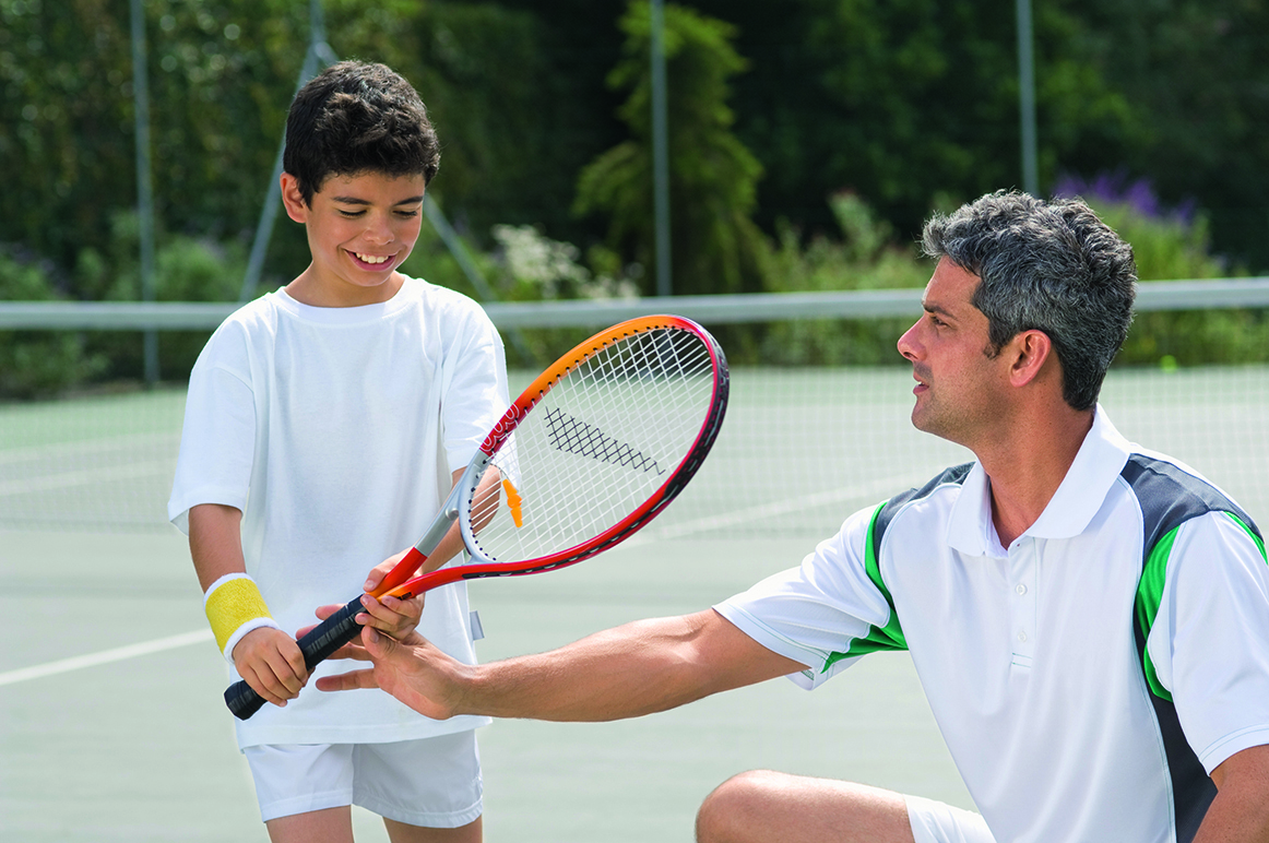 He play tennis. Рик Мейси теннис. Жан Скиндер теннис. Подросток теннисист. Спорт подростки теннис.