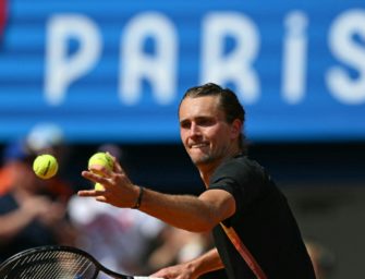 Beste Laune in der Tennis-WG: Einer bügelt, einer klebt