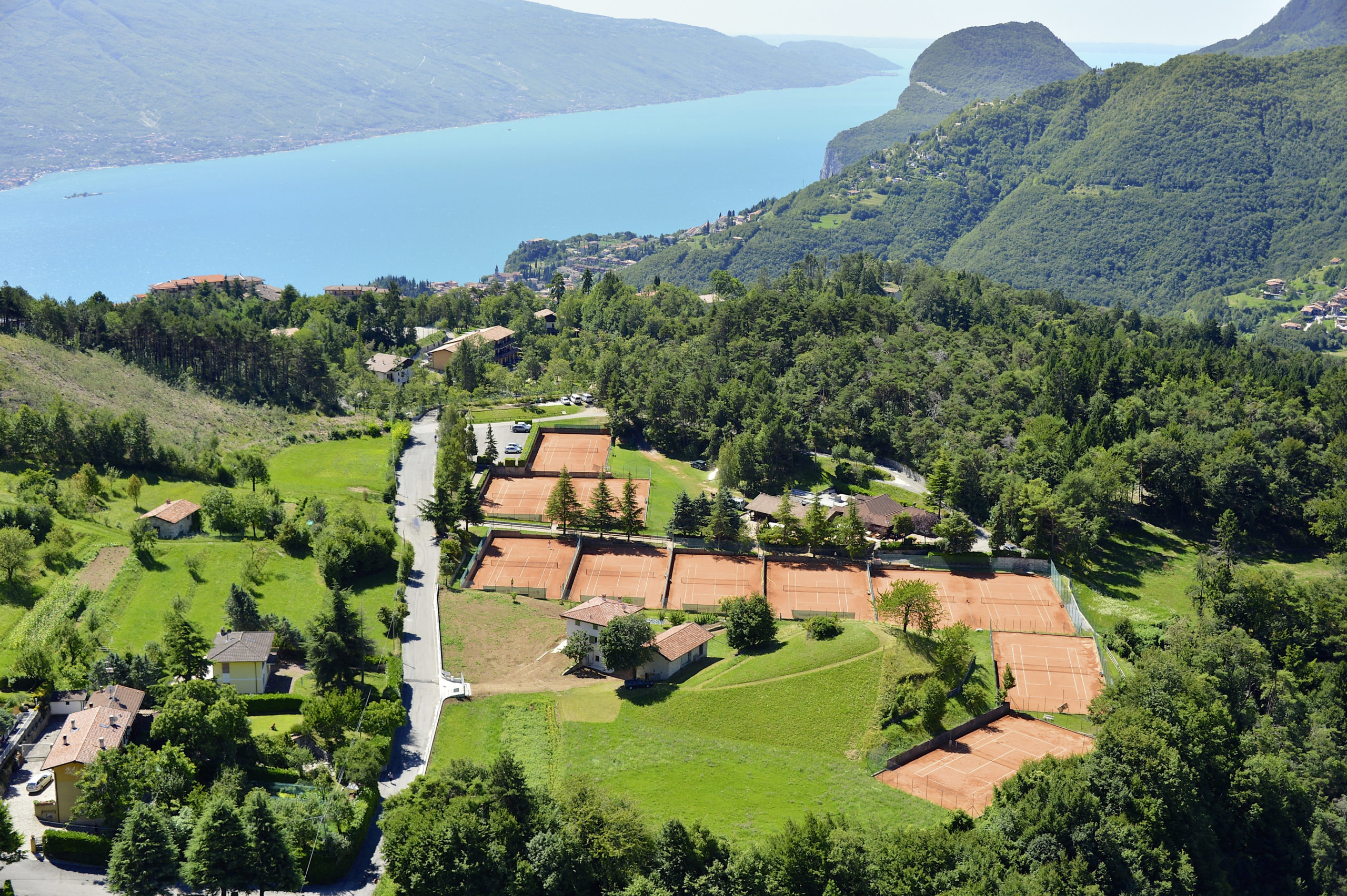 Bälle schlagen mit Traumsicht auf den Gardasee